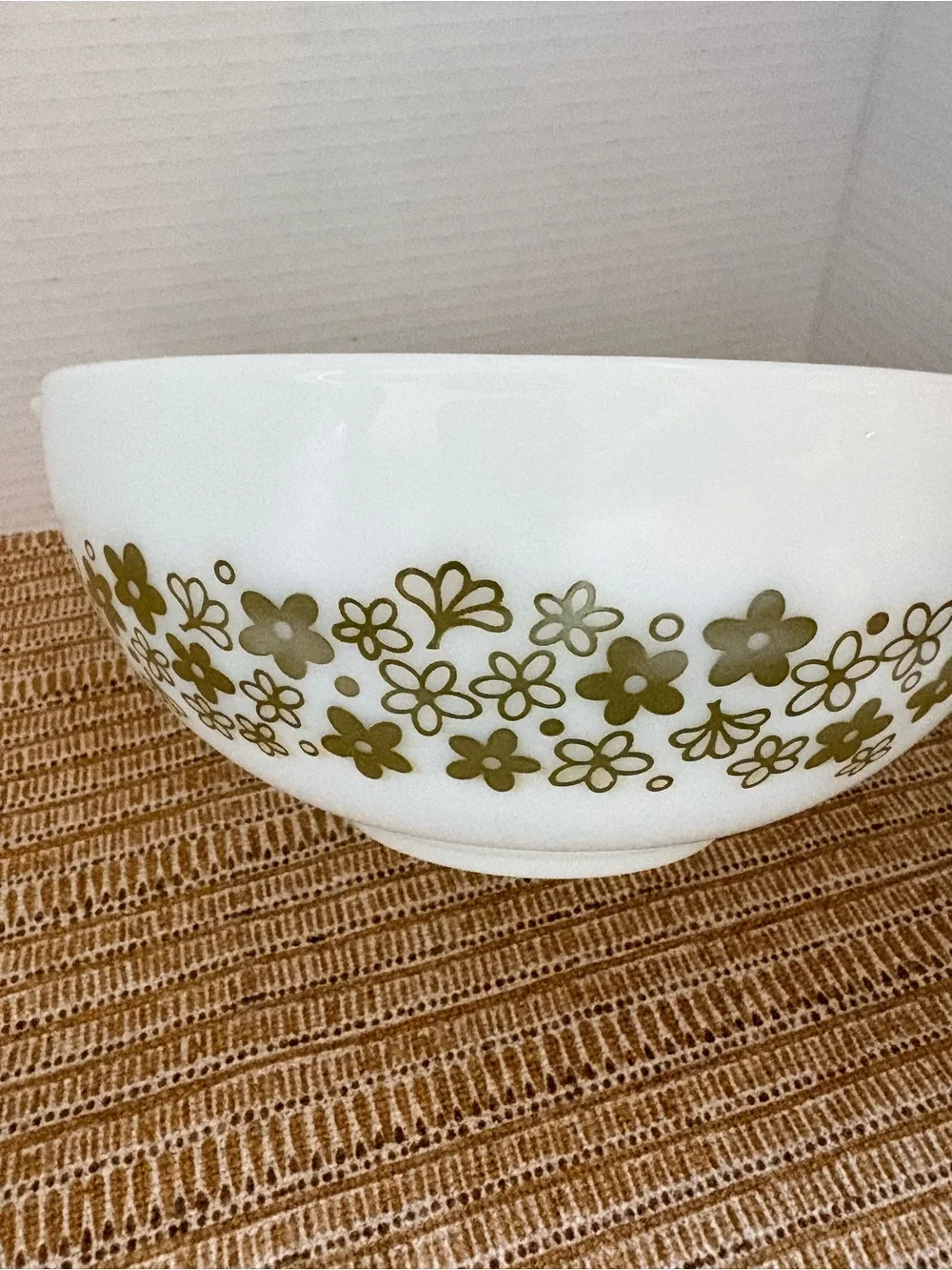 Vintage Pyrex Spring Blossom Crazy Daisy 2.5 Quart Mixing Bowl White Green #443